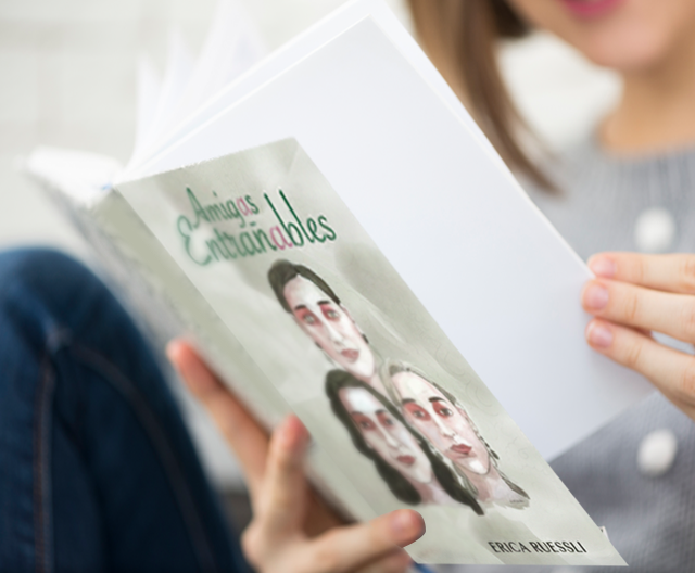 mujer con libro